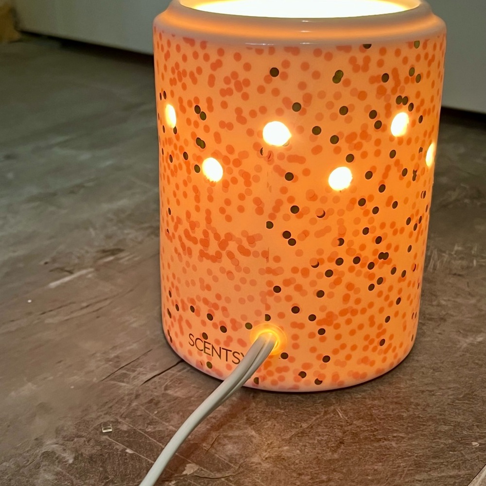 SCENTSY Dream Big Wax Warmer Pink/ Gold Glitter Heart Inspiration - Picture 2 of 8